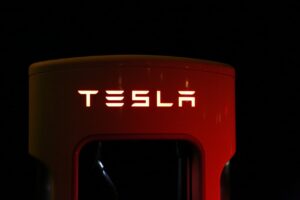 Tesla wyprzedza Nio na giełdzie. Popularność producentów pojazdów elektrycznych utrzymuje się wśród inwestorów